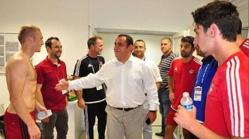 Gaziantepspor Başkanından Soyunma Odasında Futbolculara Tebrik
