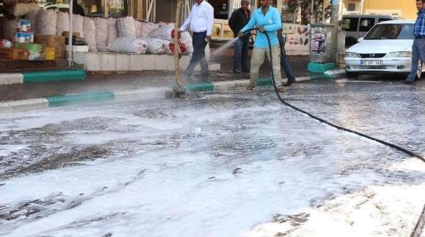 Aşırı Sıcak Hava Caddeleri K&ouml;p&uuml;kle Yıkattırıyor