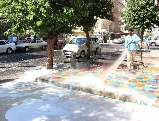 Aşırı Sıcak Hava Caddeleri Köpükle Yıkattırıyor 1