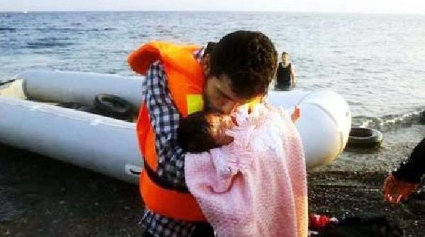 Midilli'de Ka&ccedil;akları Taşıyan Bot Battı: 1 &Ouml;l&uuml;