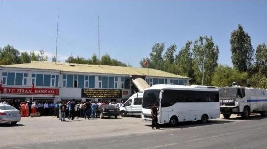 Dbp'li Edremit Belediye Eş Başkanı &Ccedil;etin G&ouml;zaltına Alındı (2)