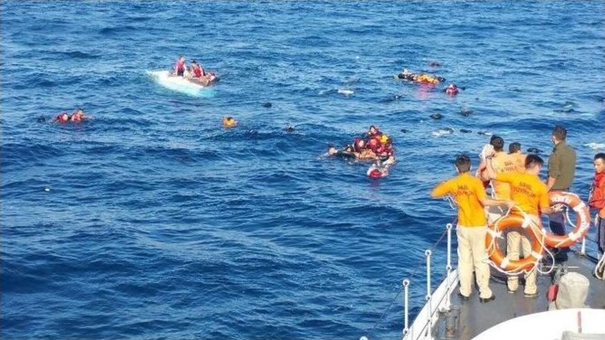 Sahil G&uuml;venlik 783 G&ouml;&ccedil;meni &Ouml;l&uuml;mden Kurtardı