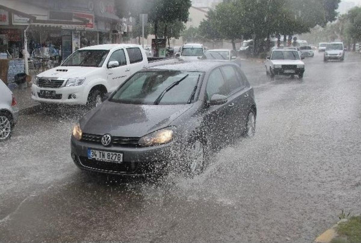 Yaz Yağmuru Mahsur Bıraktı