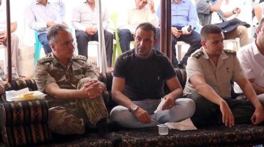 Şehit Evinde Konaklayan Sahte Komutan, Taziyede Ger&ccedil;ek Komutanlarla Oturmuş