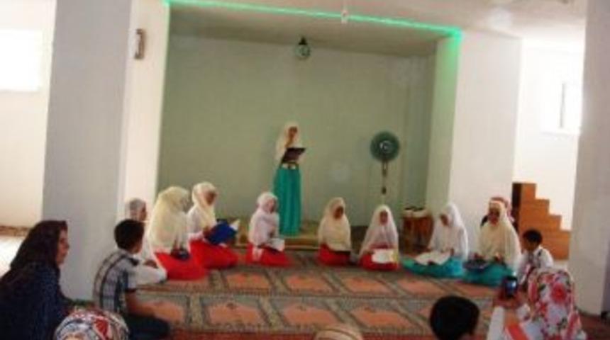 Hacı Nuri Kız Kur&rsquo;an Kursu &Ouml;ğrencilerine Hatim T&ouml;reni