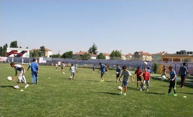 Bozüyük’te Çocuklar Futbolu Yemyeşil Sahalarda Öğreniyor