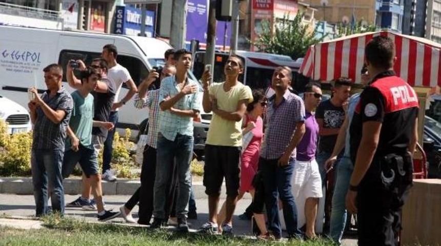 İntihara Kalkışan Simit&ccedil;iye 'atla' Diye Bağırdılar