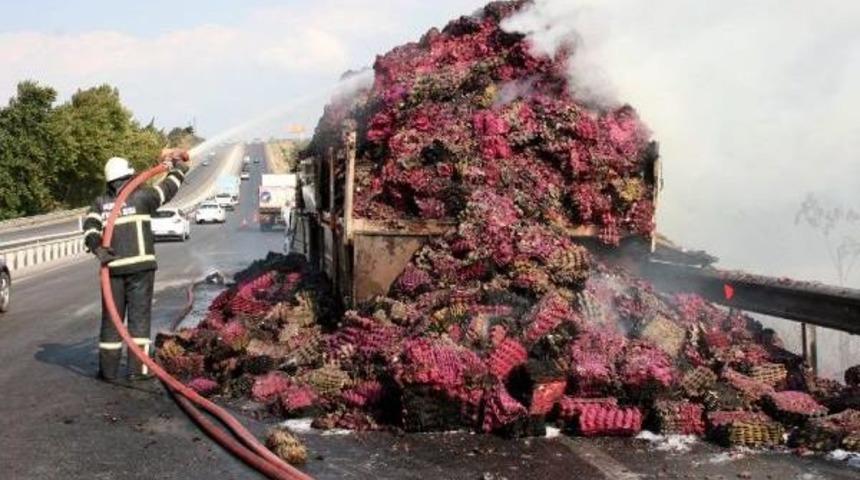 Yumurta Kolisi Y&uuml;kl&uuml; Kamyon Yandı