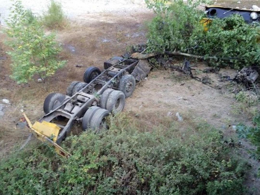 Adana&rsquo;da Freni Boşalan Tır Otomobilleri Bi&ccedil;ti