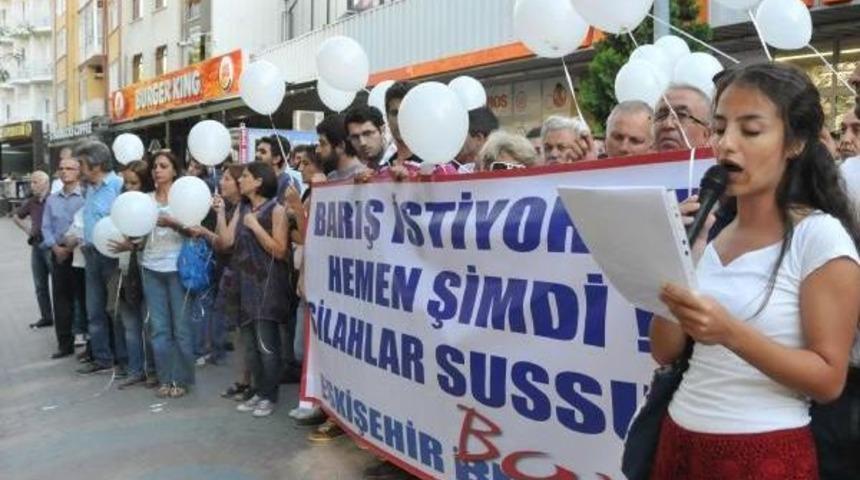 Eskişehir'de Barış I&ccedil;in Beyaz Balonlar G&ouml;ky&uuml;z&uuml;ne Bırakıldı