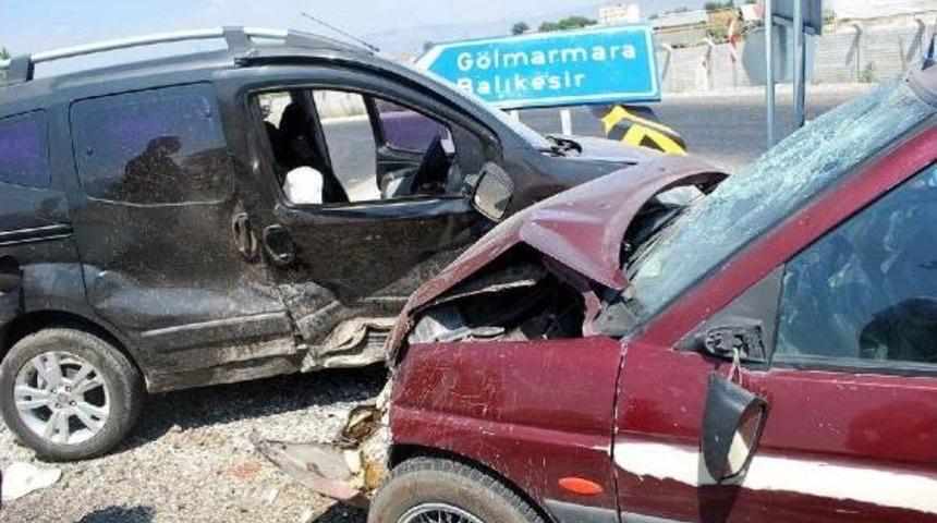 Otomobil Hafif Ticari Ara&ccedil;la &Ccedil;arpıştı: 6 Yaralı