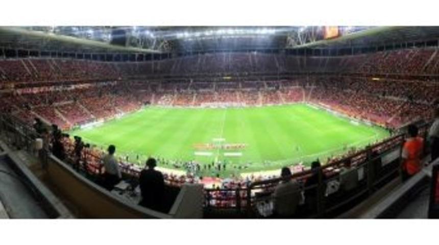 Galatasaray 93 G&uuml;n Sonra Taraftarıyla Buluştu