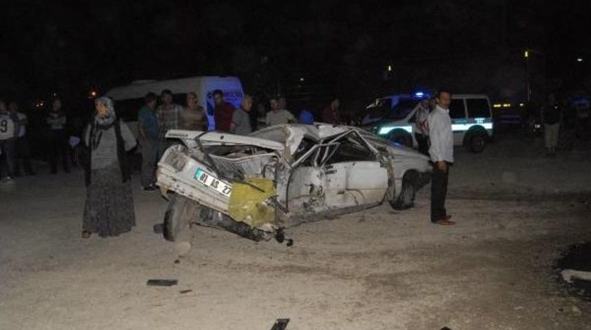 Orta Ref&uuml;j&uuml; Aşan Otomobil, Hafif Ticari Araca &Ccedil;arptı: 4 Yaralı