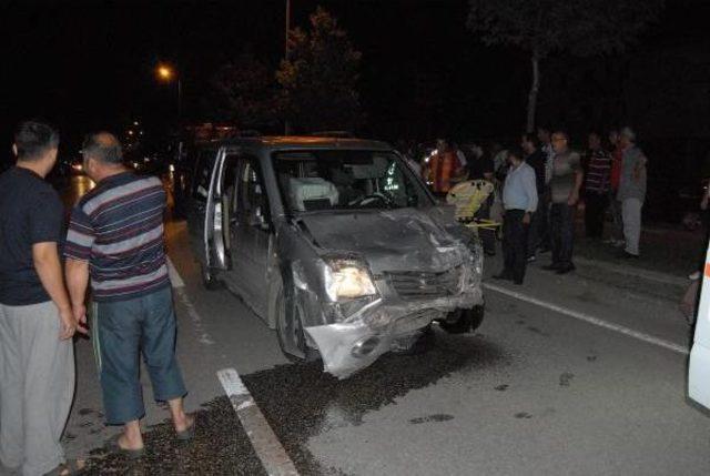 Orta Refüjü Aşan Otomobil, Hafif Ticari Araca Çarptı: 4 Yaralı