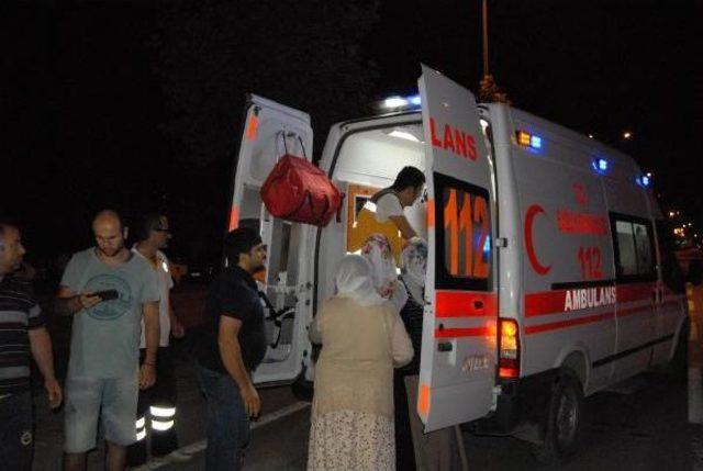 Orta Refüjü Aşan Otomobil, Hafif Ticari Araca Çarptı: 4 Yaralı