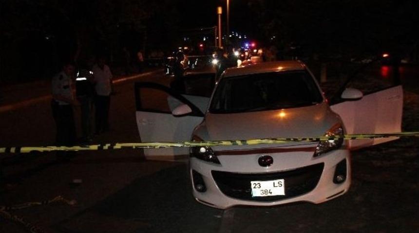 Seyir Halindeki Otomobil İ&ccedil;inde Silahlı Kavga: 3 Yaralı