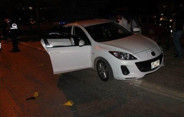 Seyir Halindeki Otomobil İçinde Silahlı Kavga: 3 Yaralı 1