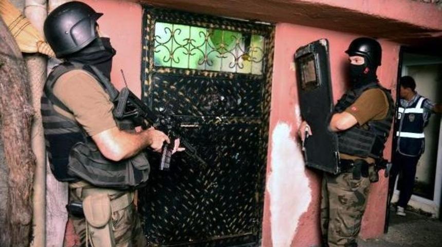 Adana'da Şafak Vakti Narkotik Operasyonu: 25 G&ouml;zaltı