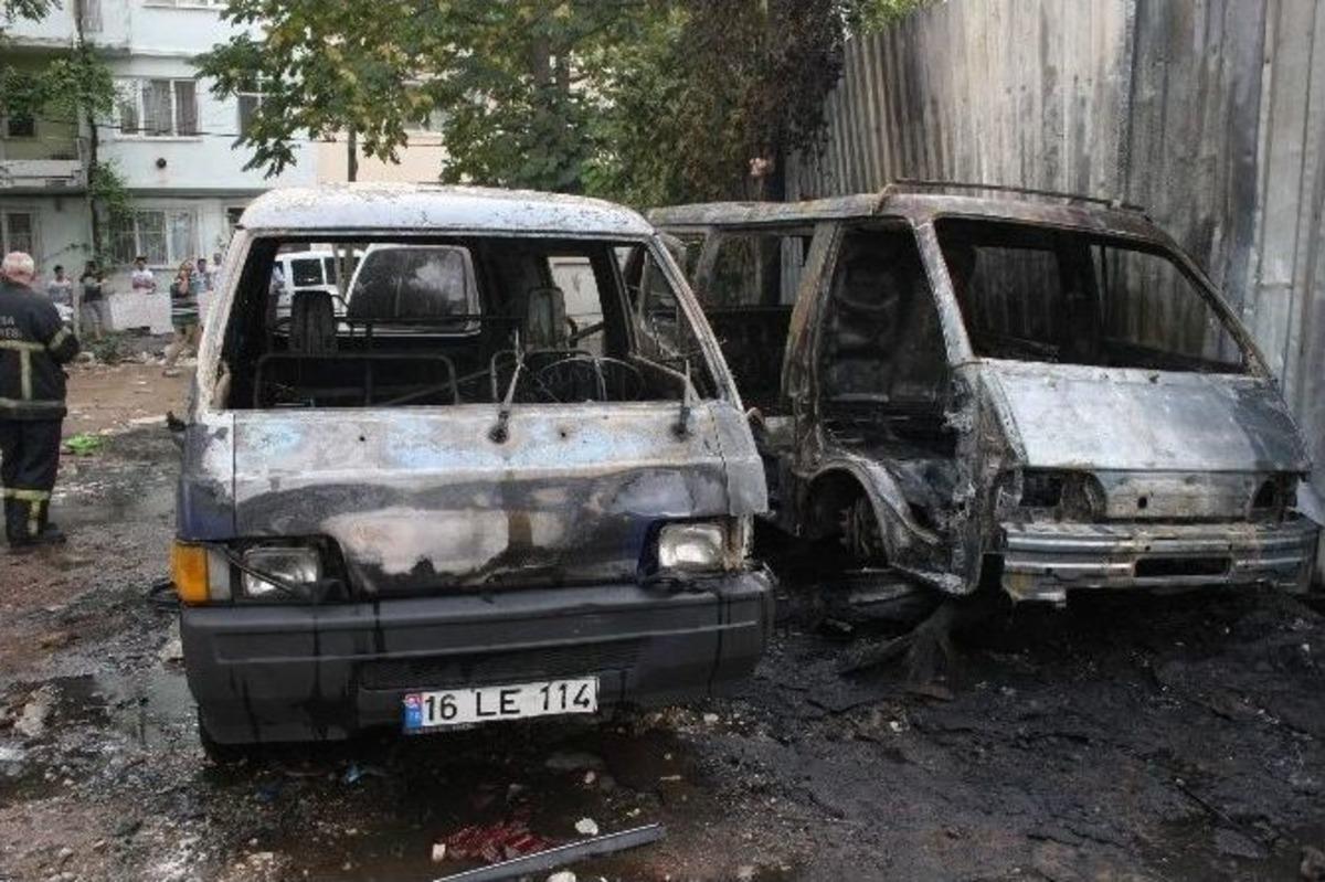3 Aracın Yanmasına Sebep Oldu, Bir Şey Olmamış Gibi Sigara İ&ccedil;ti...