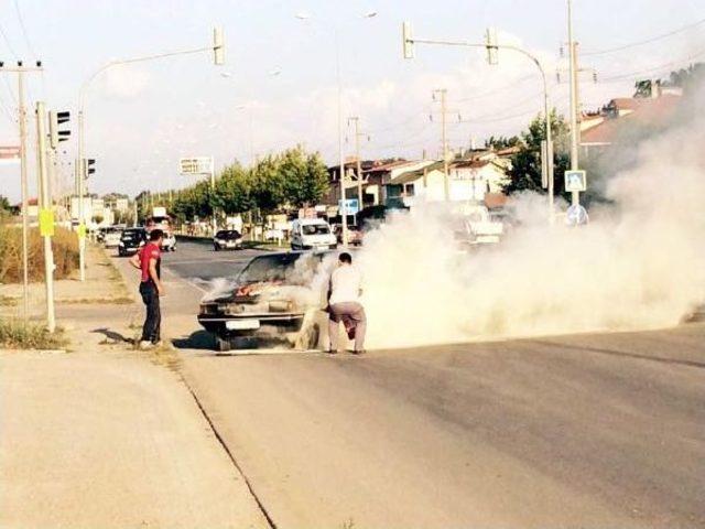 Otomobilinin Yanmasını Çaresizlik Içerisinde Izledi