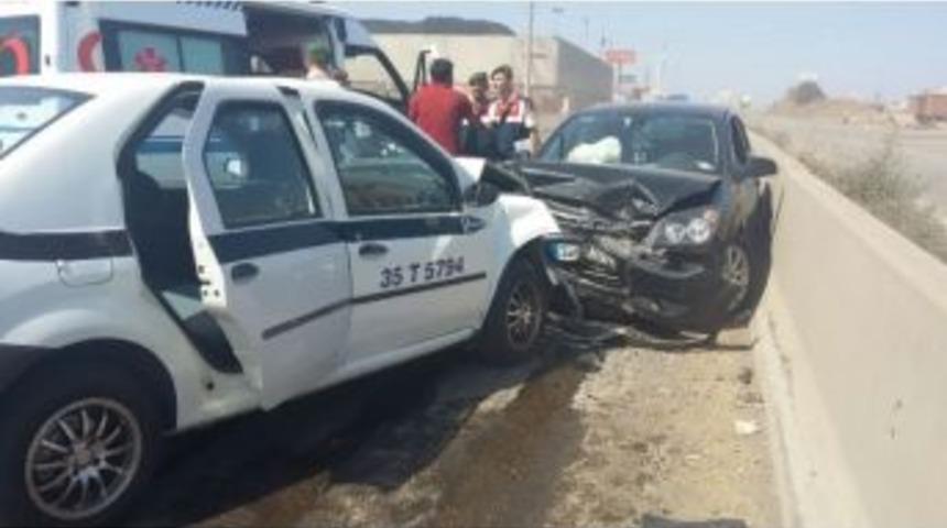 Karşı Şeride Ge&ccedil;en Ara&ccedil; Dehşet Sa&ccedil;tı: 9 Yaralı