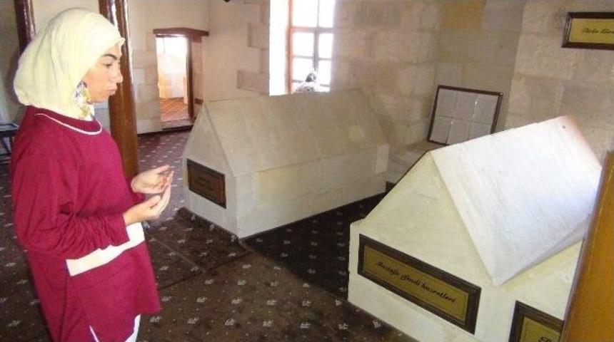 (&ouml;zel Haber) Kılı&ccedil;daroğlu&rsquo;nun İktidar Duası Ettiği T&uuml;rbeye Vatandaş T&uuml;rkiye&rsquo;nin Huzuru İ&ccedil;in Gidiyor