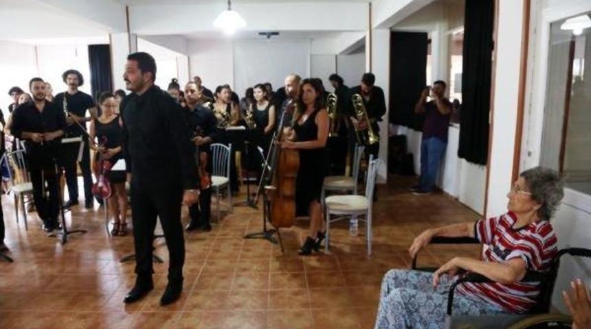 Operacılardan Huzurevi Sakinlerine Konser