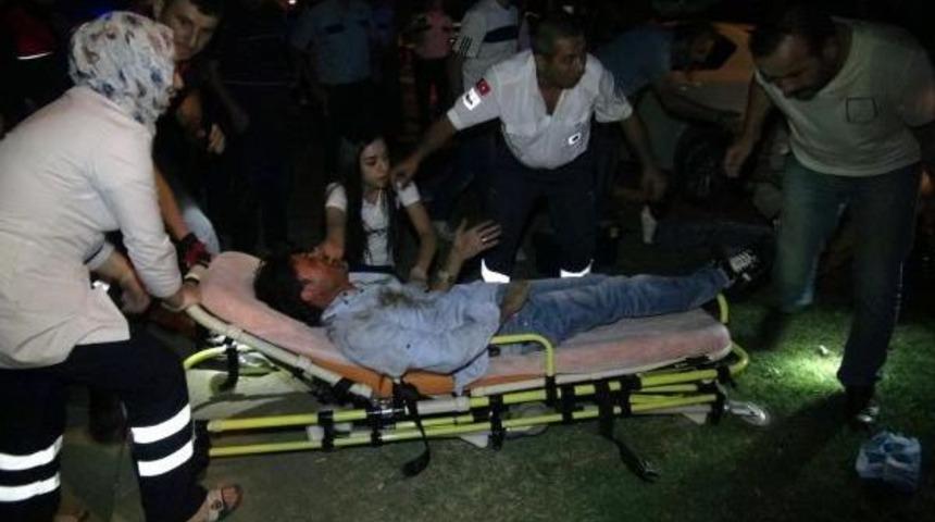 Seyir Halindeki Otomobilin I&ccedil;inde Silahlı Kavga: 3 Yaralı