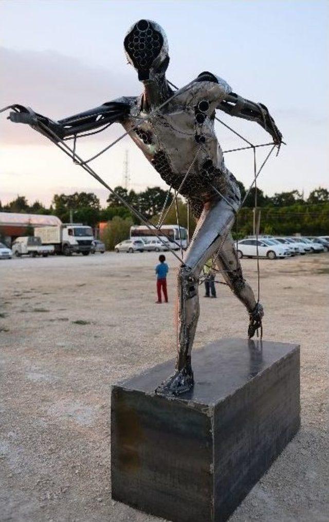 Nil&uuml;fer&rsquo;de Heykeller Vicdana Dokundu 1