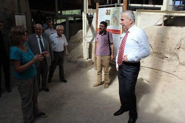 Vali Kam&ccedil;ı Arslantepe H&ouml;y&uuml;ğ&uuml;nde İncelemelerde Bulundu 1