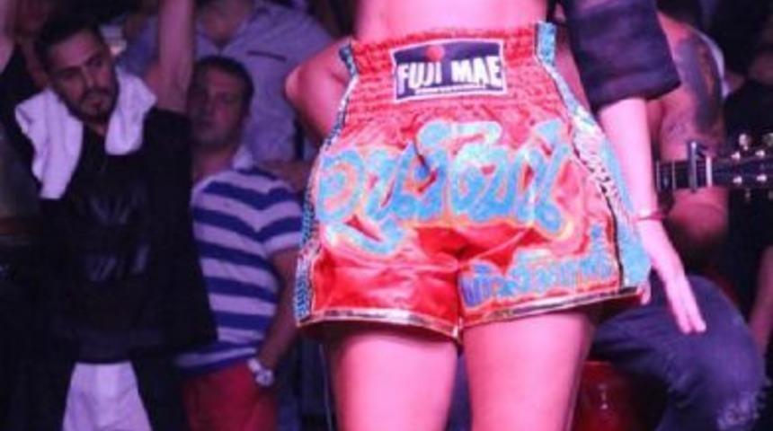 Inna Boks&ouml;r Şortuyla Konser Verdi