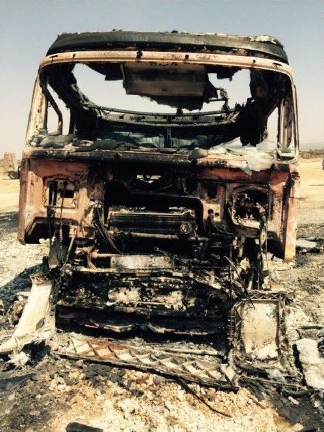 Pkk&rsquo;lılar Şantiye Basıp 12 İş Makinesini Ateşe Verdi 2