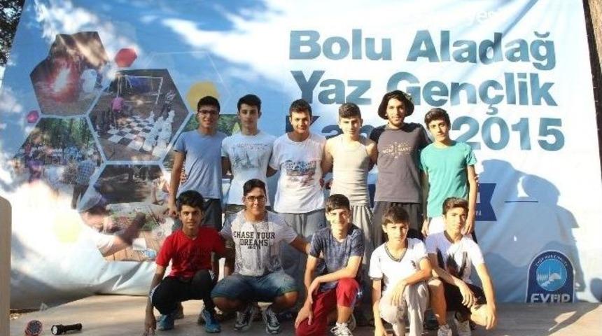 Ey&uuml;pl&uuml; Gen&ccedil;lerden Bolu Kampı&rsquo;nda Fidan Dikimi
