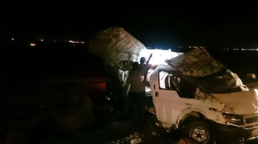 &rsquo;dur&rsquo; İhtarına Uymayıp Kaza Yapan Ara&ccedil;tan 39 Bin 500 Paket Ka&ccedil;ak Sigara Ele Ge&ccedil;irildi