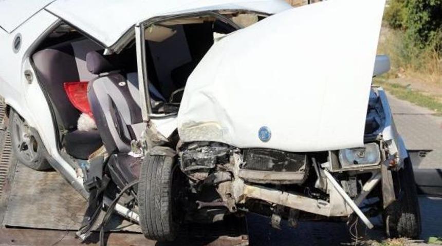 Menemen'de Kavşakta Kaza: 1 &Ouml;l&uuml;, 1 Yaralı