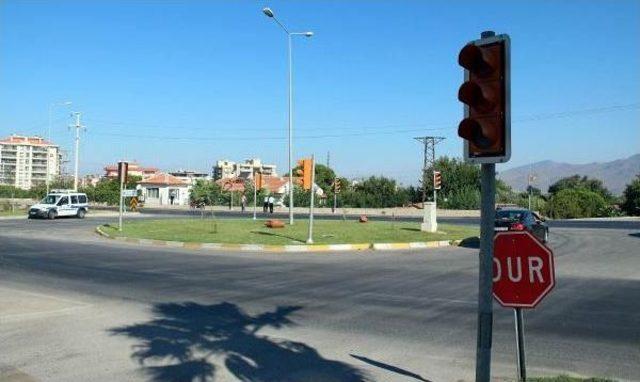 Menemen'de Kavşakta Kaza: 1 Ölü, 1 Yaralı