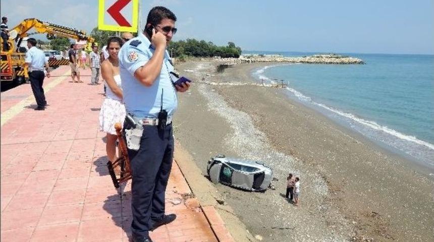 Aşırı Yağışla Kayan Otomobil Sahile U&ccedil;tu