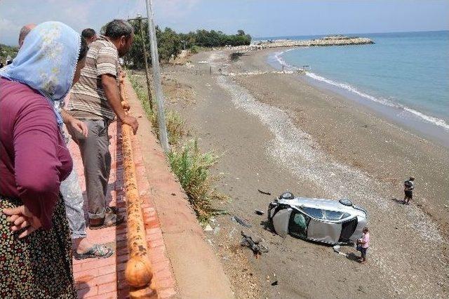 Aşırı Yağışla Kayan Otomobil Sahile Uçtu