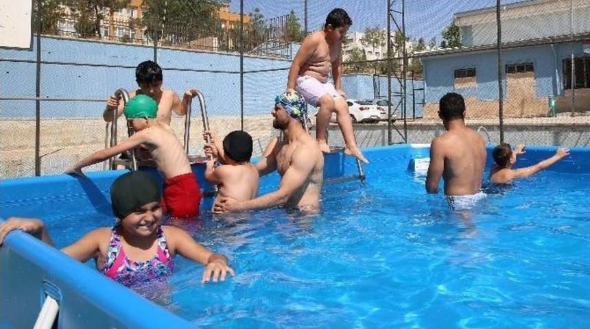 Tatile Gidemeyen &Ccedil;ocuklar Y&uuml;zerek Eğleniyor