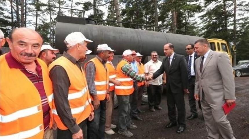 Vali &Ccedil;omaktekin Asfalt S&ouml;z&uuml;n&uuml; Tuttu