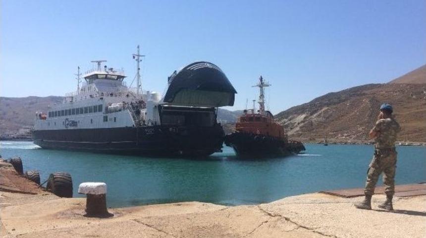 Arıza Yapan Feribottaki Yolcular Tahliye Edildi