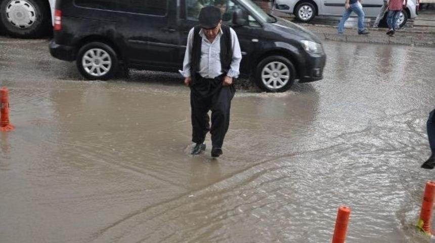 Silopi&rsquo;de Sağanak Yağış Hayatı Fel&ccedil; Etti