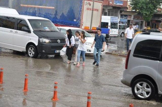 Silopi’de Sağanak Yağış Hayatı Felç Etti