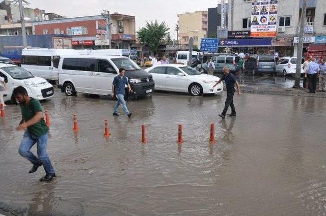 Silopi’de Sağanak Yağış Hayatı Felç Etti