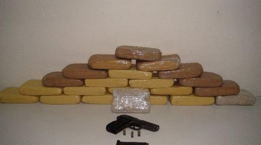 İstanbul&rsquo;daki Uyuşturucu Operasyonu Polis Kamerasında