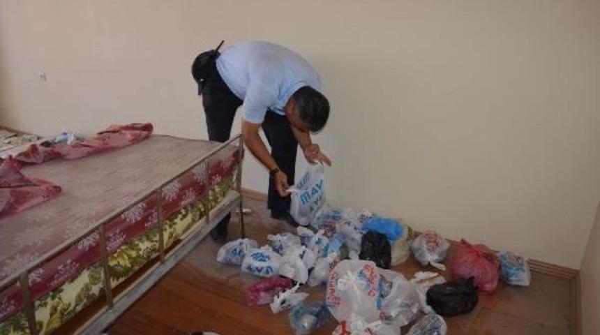 Pis Koku Gelen Evden R&ouml;morklar Dolusu &Ccedil;&ouml;p &Ccedil;ıktı