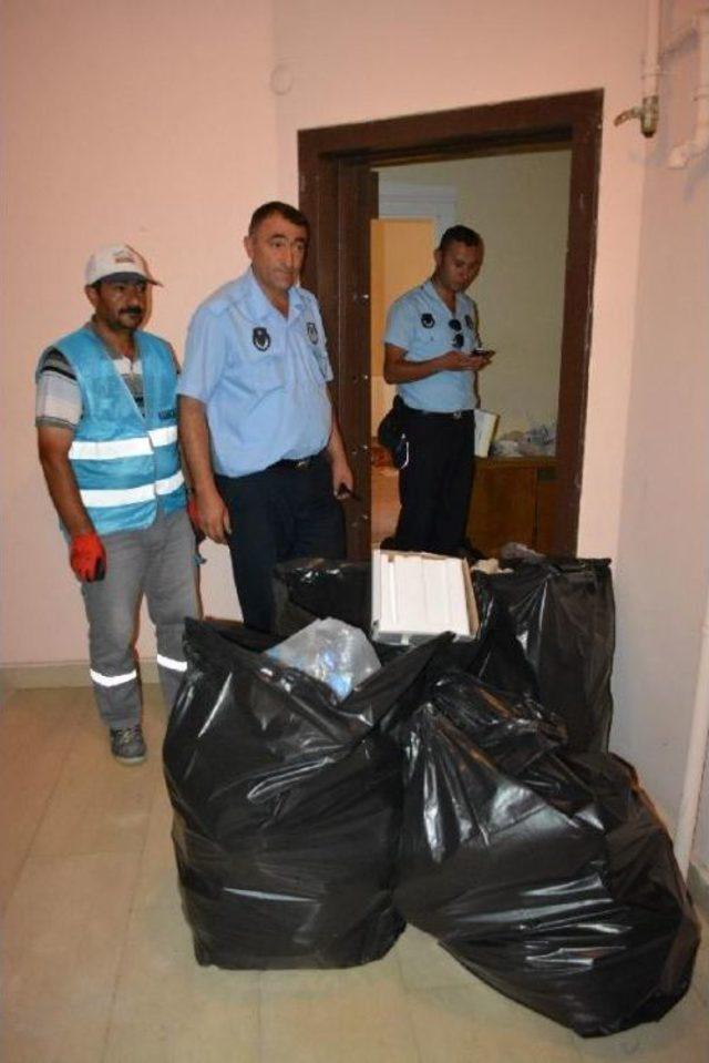 Pis Koku Gelen Evden Römorklar Dolusu Çöp Çıktı 3