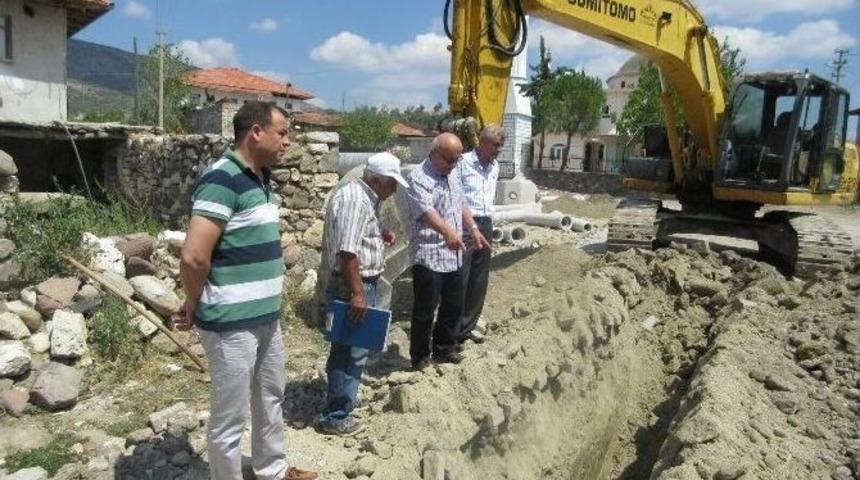 &Uuml;&ccedil; Mahallenin Kanalizasyon Sorunu &Ccedil;&ouml;z&uuml;l&uuml;yor