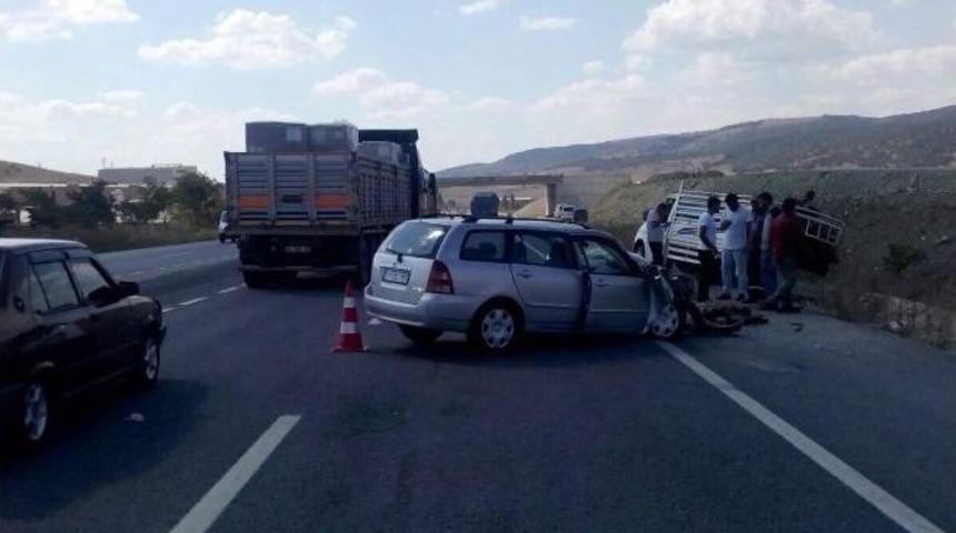 Boz&uuml;y&uuml;k&rsquo;te Otomobil Kamyonete &Ccedil;arptı, 3 Yaralı
