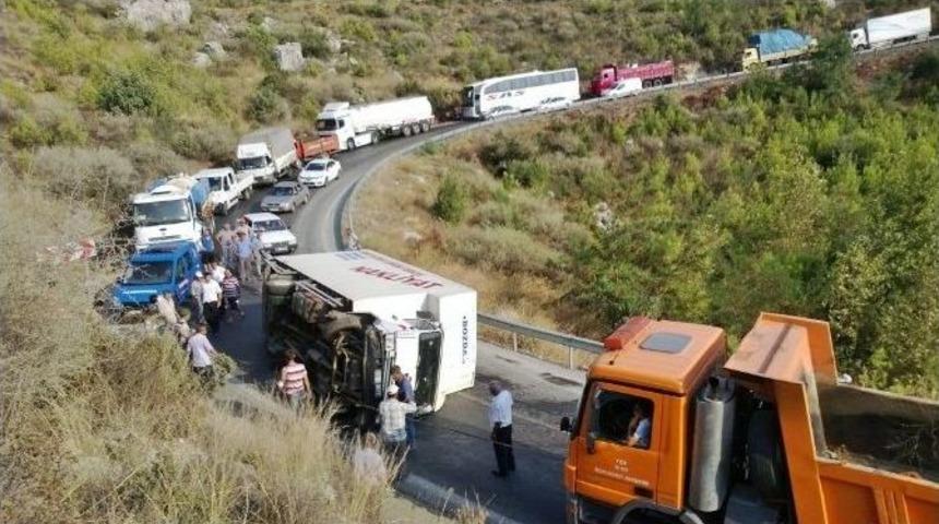 Freni Patlayan Kamyon Yan Yattı, Trafik Tıkandı